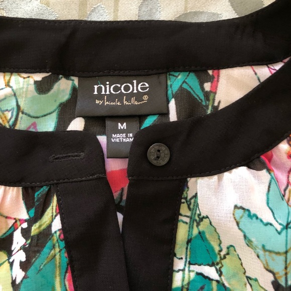 Spring button up top - Picture 2 of 4